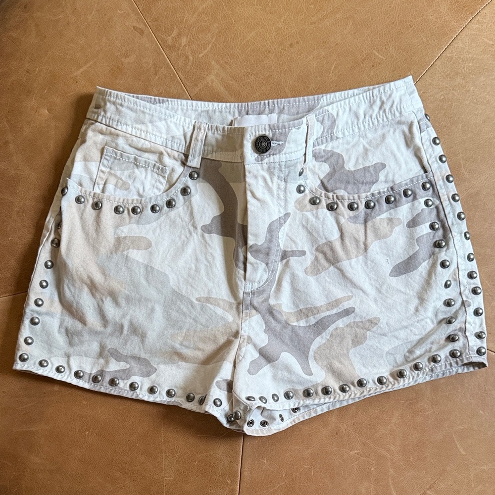 Cinq à Sept Light Cream/Gray Camouflage Studded Shorts
